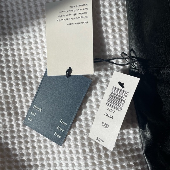 Wilfred Black Women's Bike Shorts - Picture 3 of 3